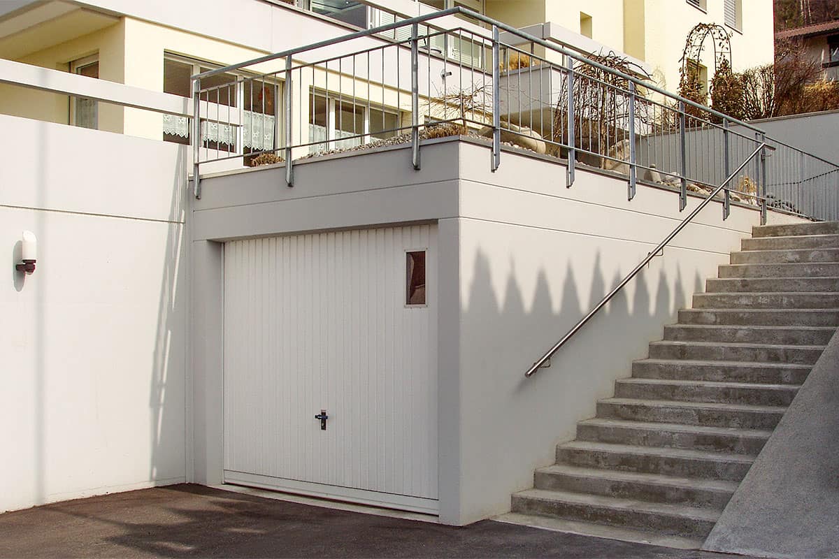 Garages souterrains sur la pente. L